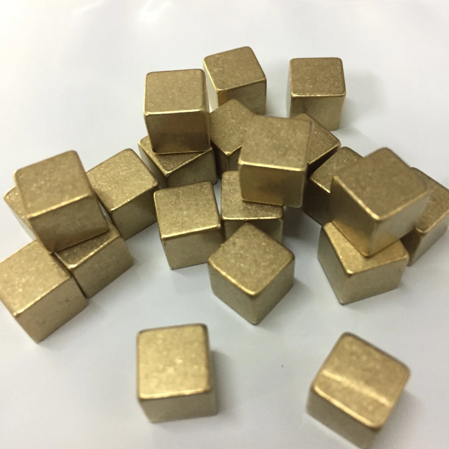 10Pcs 8mm Deluxe Metal Cubes